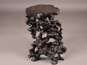 51088 MESA DE EXPOSICIÓN IRREGULAR NEGRO CAOBA