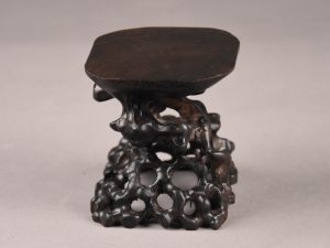 24I-9070 MESA DE EXPOSICIÓN IRREGULAR CEREZO OSCURO