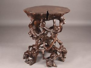 61954 MESA DE EXPOSICIÓN IRREGULAR CEREZO OSCURO