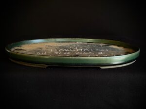 rimer plano macro que muestra la textura y los matices del esmalte de la maceta ovalada para bonsai de autor Harumatsu referencia EOV-19I-6877