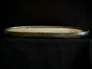 Primer plano de una de las patas de apoyo y el acabado del gres en la base del suiban ovalado esmaltado Suishoe referencia SOV-19I-6812
